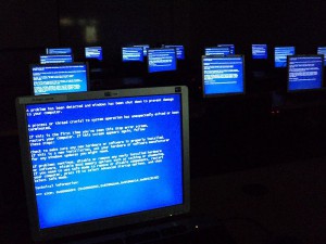 800px-Windows_Blue_Screen_on_room_full_of_computers